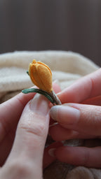 Broche crocus jaune micro macramé, boutonnière de mariage fleur - Coton & Astrance