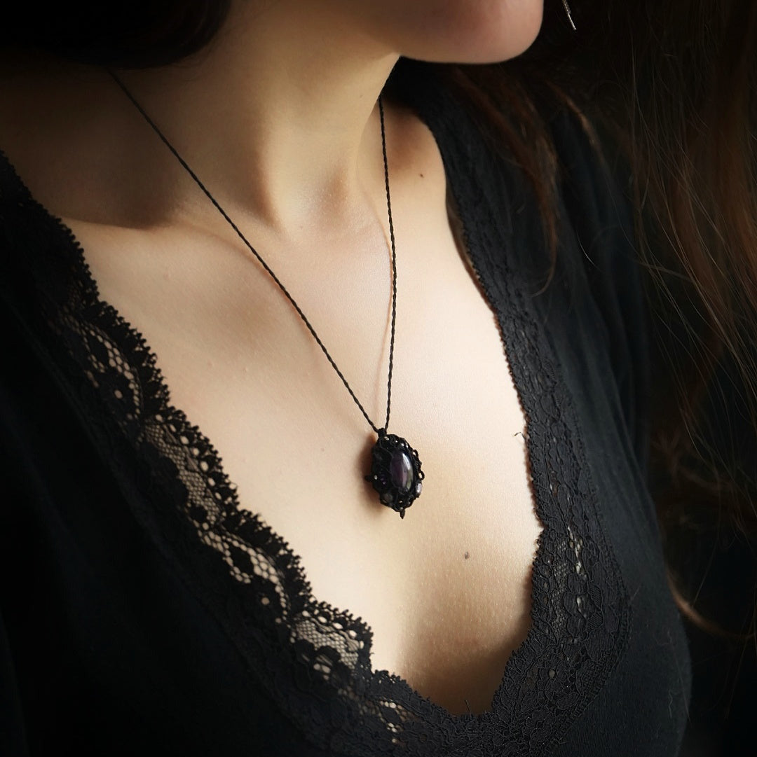 Collier médaillon gothique en micro macramé & améthyste violette - Coton & Astrance