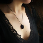 Collier médaillon gothique en micro macramé & améthyste violette - Coton & Astrance