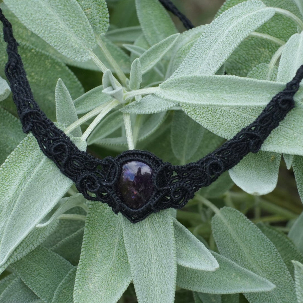 Collier ras-de-cou gothique en micro macramé et améthyste - Coton & Astrance