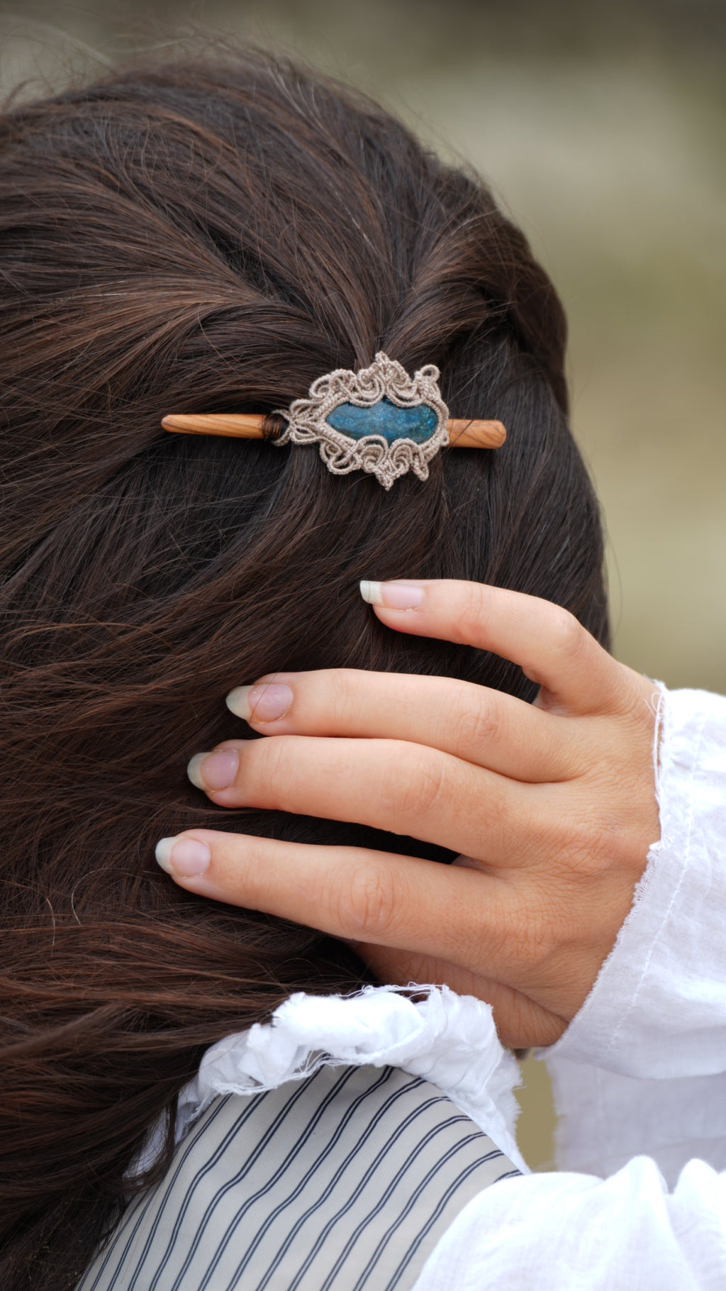 Mini barrette à cheveux à pic en micro macramé et apatite bleue