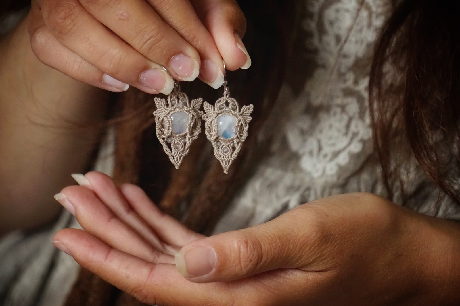 Boucles elfiques labradorite blanche – bijou bohème mariage féérique - Coton & Astrance