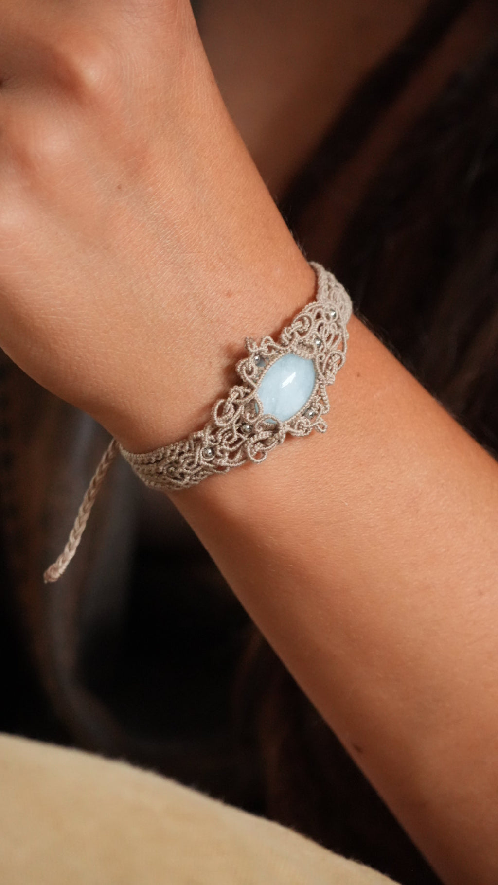 Bracelet aigue-marine en micro macramé – manchette fine fait main
