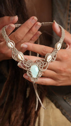 Collier plastron turquoise australienne et cauris – micro macramé