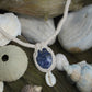Collier micro macramé unisexe bleu sodalite & cauri – été bohème - Coton & Astrance