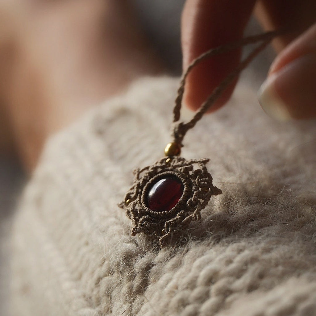 Collier Médaillon en micro macramé et grenat rouge