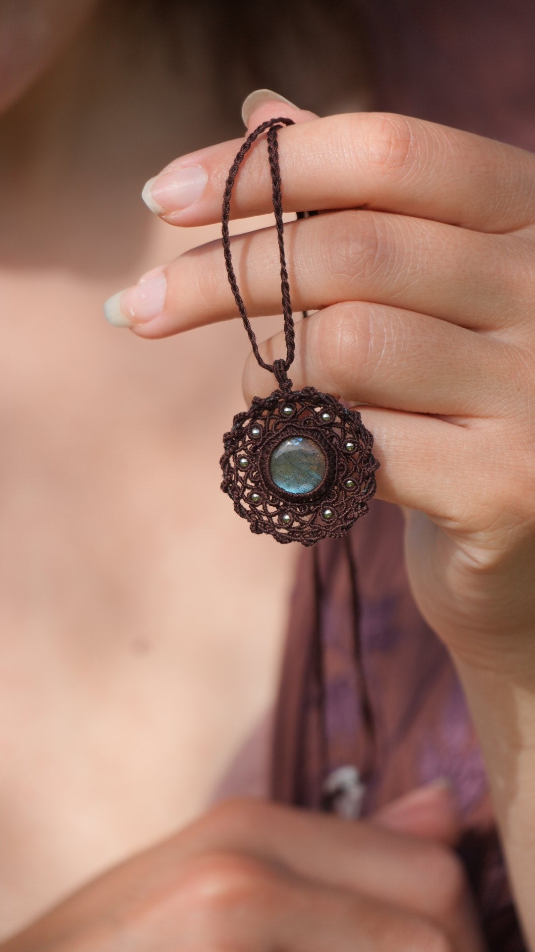 Médaillon rond en labradorite bleue et micro macramé