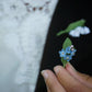 Broche Myosotis en micro macramé – Accessoire sac floral bohème elfique - Coton & Astrance