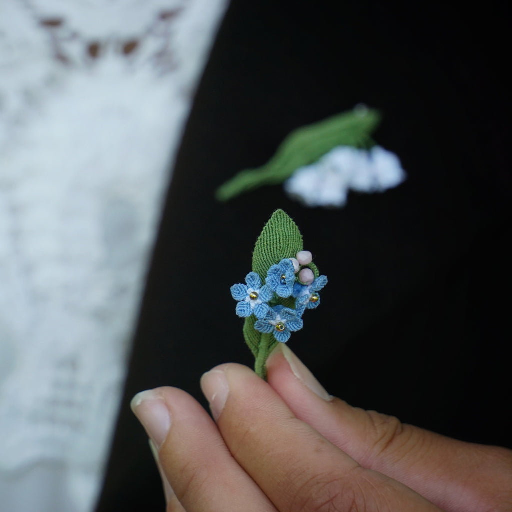 Broche Myosotis en micro macramé – Accessoire sac floral bohème elfique - Coton & Astrance