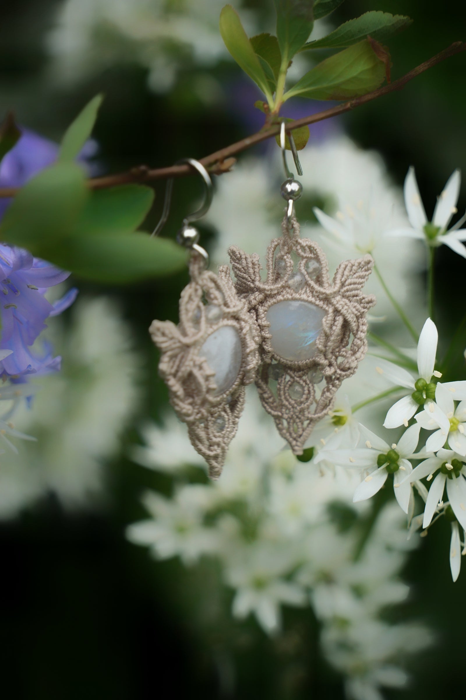 Boucles elfiques labradorite blanche – bijou bohème mariage féérique - Coton & Astrance