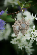 Boucles elfiques labradorite blanche – bijou bohème mariage féérique - Coton & Astrance