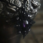 Bijou elfique sombre en micro macramé noir, pendentif étoile lumineux photographié sur fond gothique romantique. Coton et Astrance