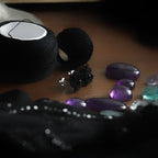 Clous d’oreilles noirs en micro macramé avec onyx, style elfique et vampire, bijou artisanal hypoallergénique. Coton et Astrance
