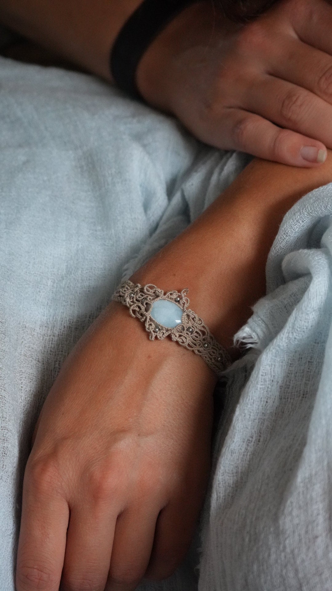 Bracelet aigue-marine en micro macramé – manchette fine fait main