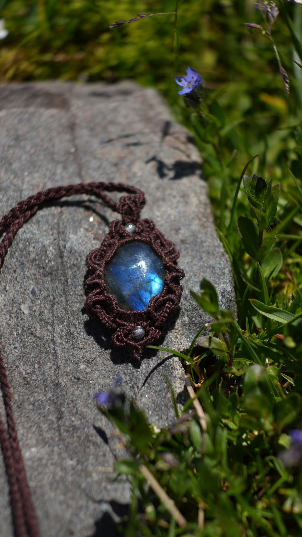 Pendentif labradorite bleue en micro macramé – bijou celtique artisanal