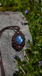 Pendentif labradorite bleue en micro macramé – bijou celtique artisanal