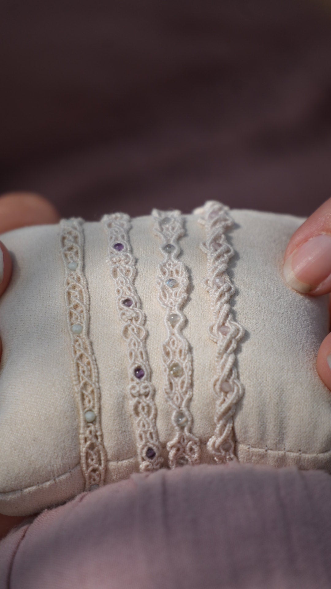 Bracelets minimalistes en micro macramé – quartz rose, améthyste, labradorite & verre bleu