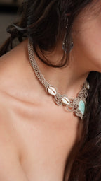 Collier plastron turquoise australienne et cauris – micro macramé