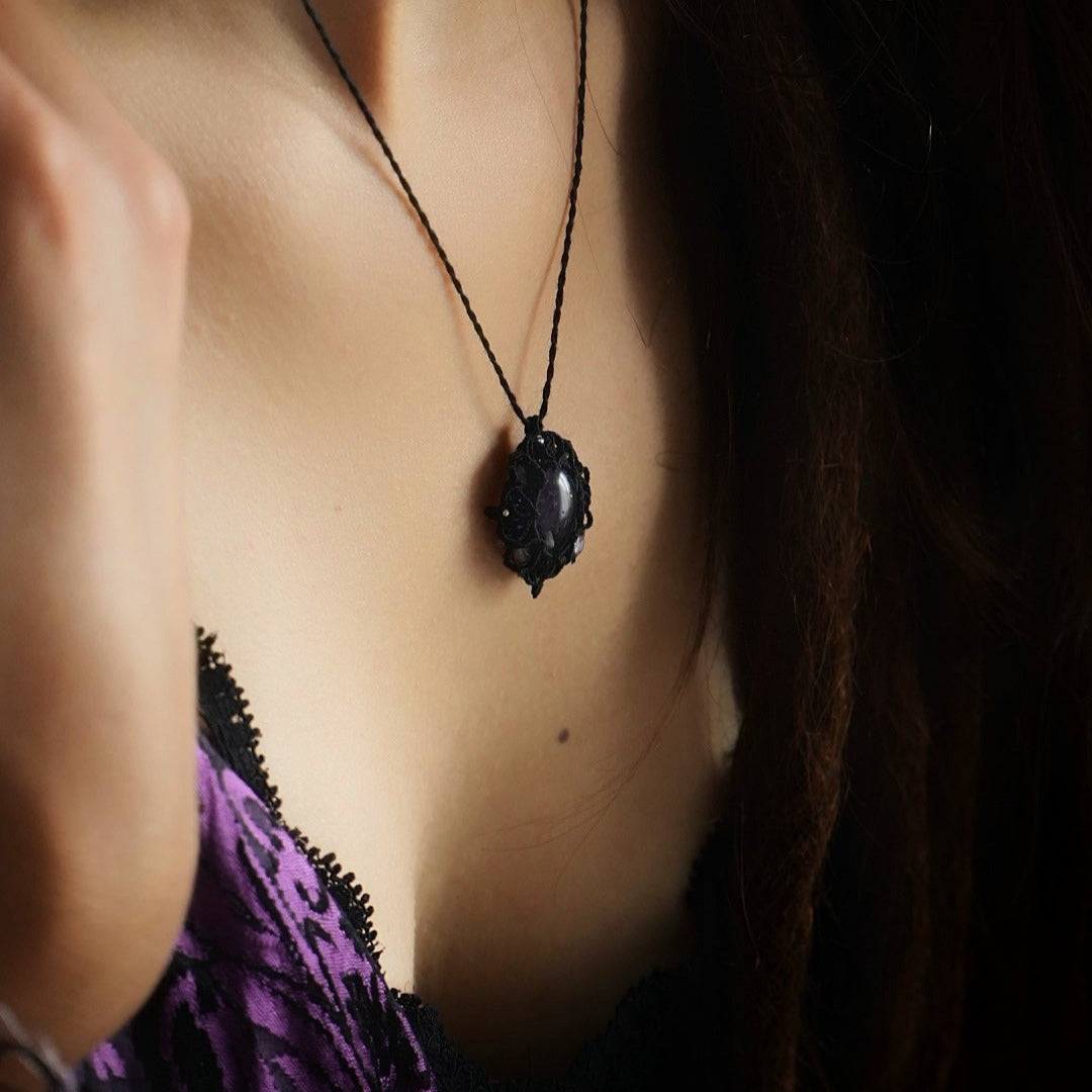 Collier médaillon gothique en micro macramé & améthyste violette - Coton & Astrance