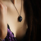 Collier médaillon gothique en micro macramé & améthyste violette - Coton & Astrance