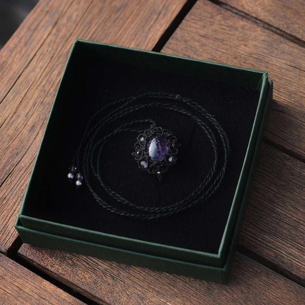 Collier médaillon gothique en micro macramé & améthyste violette - Coton & Astrance