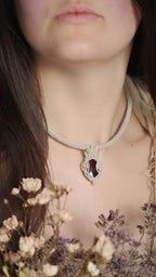 Collier micro macramé tubulaire grenat hessonite et opale éthiopienne