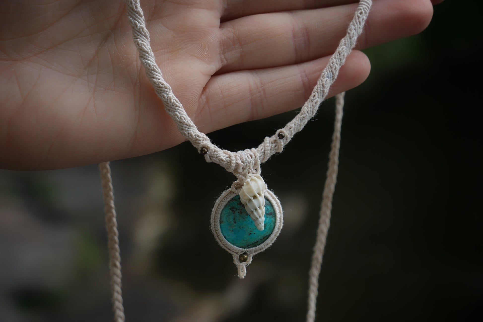 Collier ras de cou avec chrysocolle turquoise & coquillage - Coton & Astrance