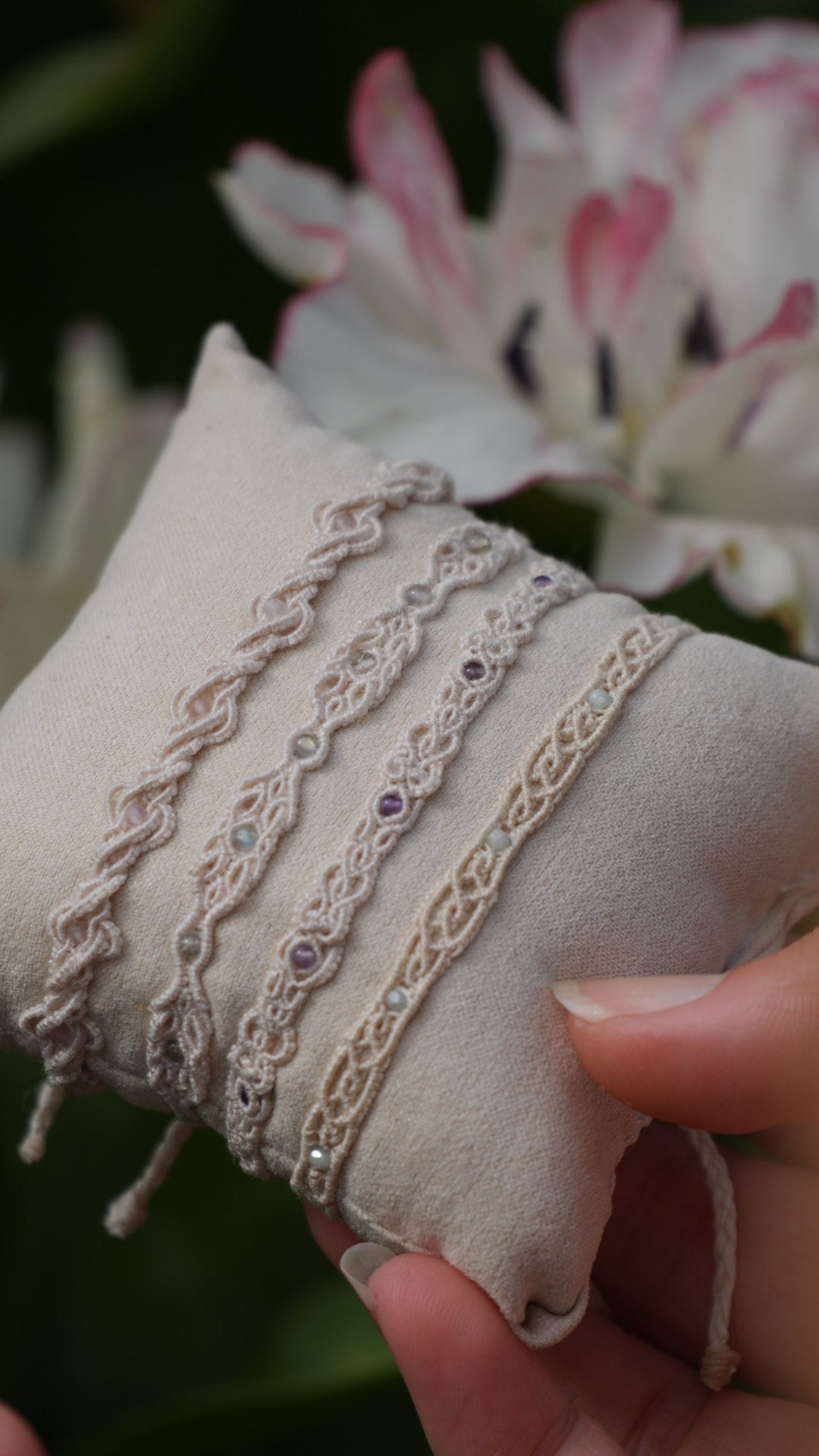 Bracelets minimalistes en micro macramé – quartz rose, améthyste, labradorite & verre bleu