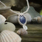 Collier micro macramé unisexe bleu sodalite & cauri – été bohème - Coton & Astrance