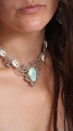 Collier plastron turquoise australienne et cauris – micro macramé