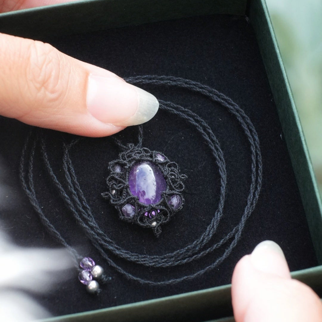 Collier médaillon gothique en micro macramé & améthyste violette - Coton & Astrance