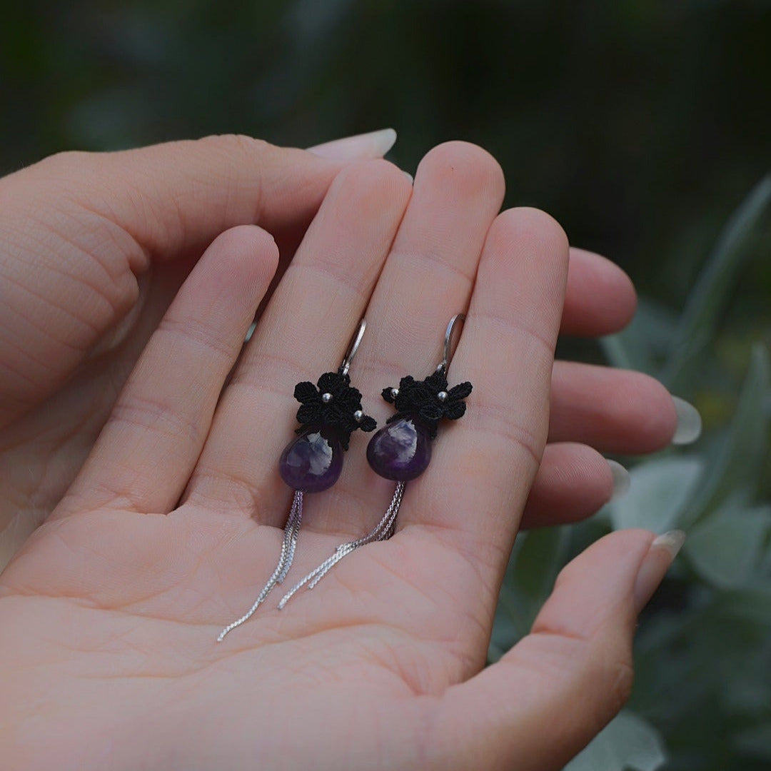 Boucles d’oreilles florales gothiques en micro macramé noir & améthyste - Coton & Astrance
