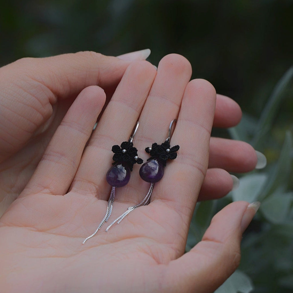 Boucles d’oreilles florales gothiques en micro macramé noir & améthyste - Coton & Astrance