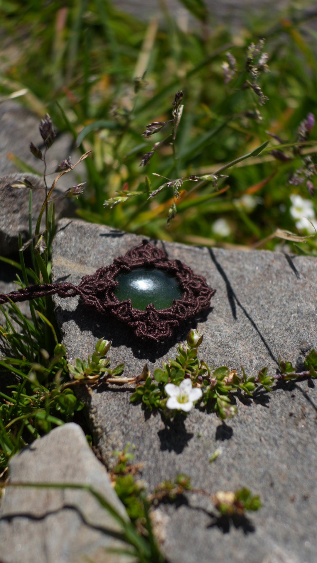 Pendentif jade vert naturel en micro macramé