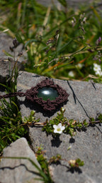Pendentif jade vert naturel en micro macramé