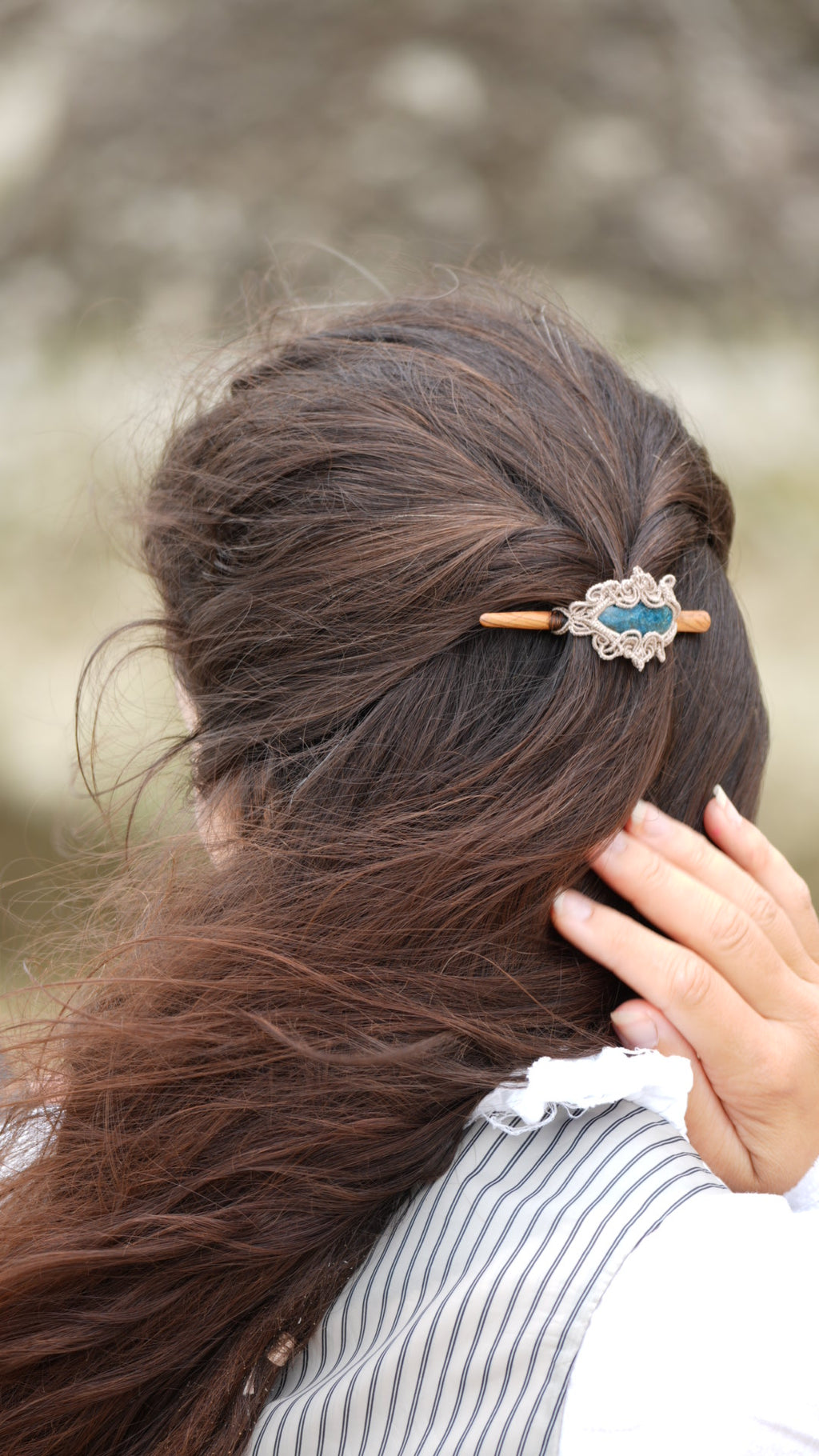 Mini barrette à cheveux à pic en micro macramé et apatite bleue