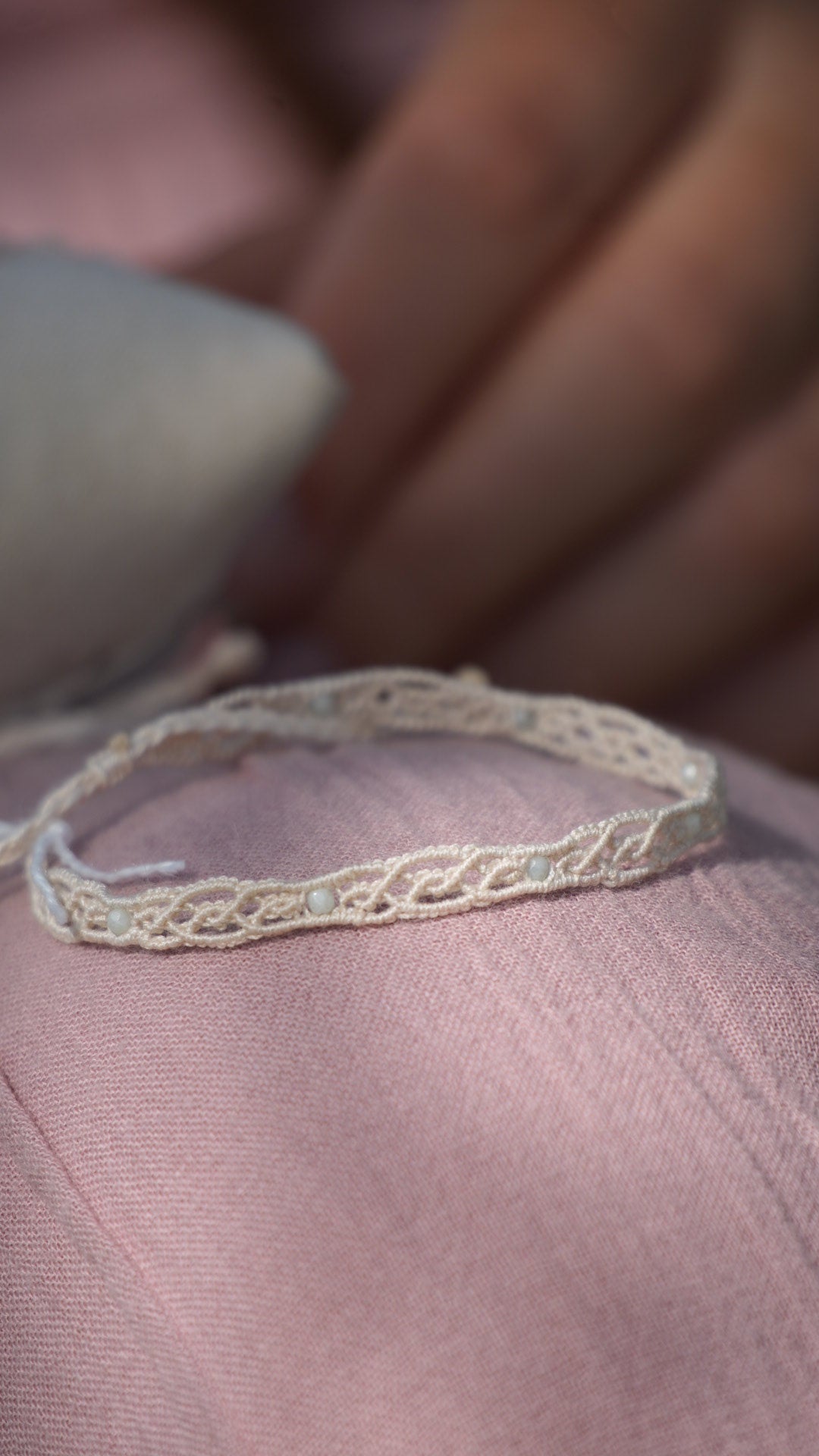 Bracelets minimalistes en micro macramé – quartz rose, améthyste, labradorite & verre bleu