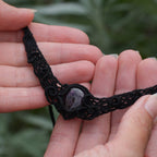 Collier ras-de-cou gothique en micro macramé et améthyste - Coton & Astrance