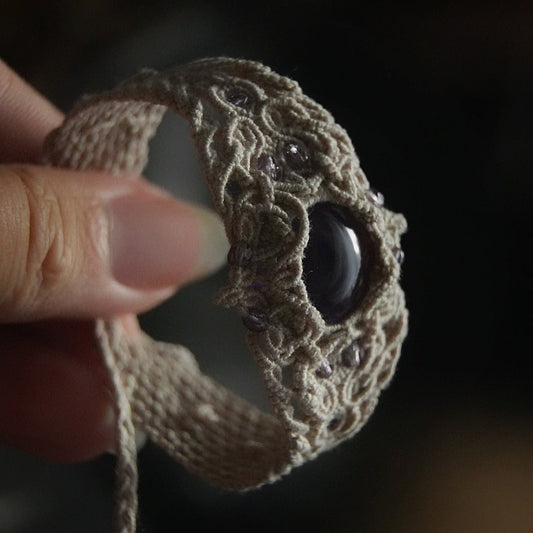 Bijou manchette elfique réglable en améthyste violette, accessoire ésotérique et gothique romantique, talisman wicca fait main. Coton et Astrance