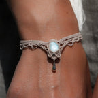 Duo de Bracelets bohème, ambiance plage et été sur les îles. Bijoux assortis. Micro macramé en fil de coton couleur lin beige avec une pierre de larimar bleu ciel accompagné d'une perle goutte argenté. Système de réglage à coulisse à l'arrière. Bijou porté sur une des poignets à la peau caramel dans un univers sirène, marin avec habits couleur lin beige gris assorti