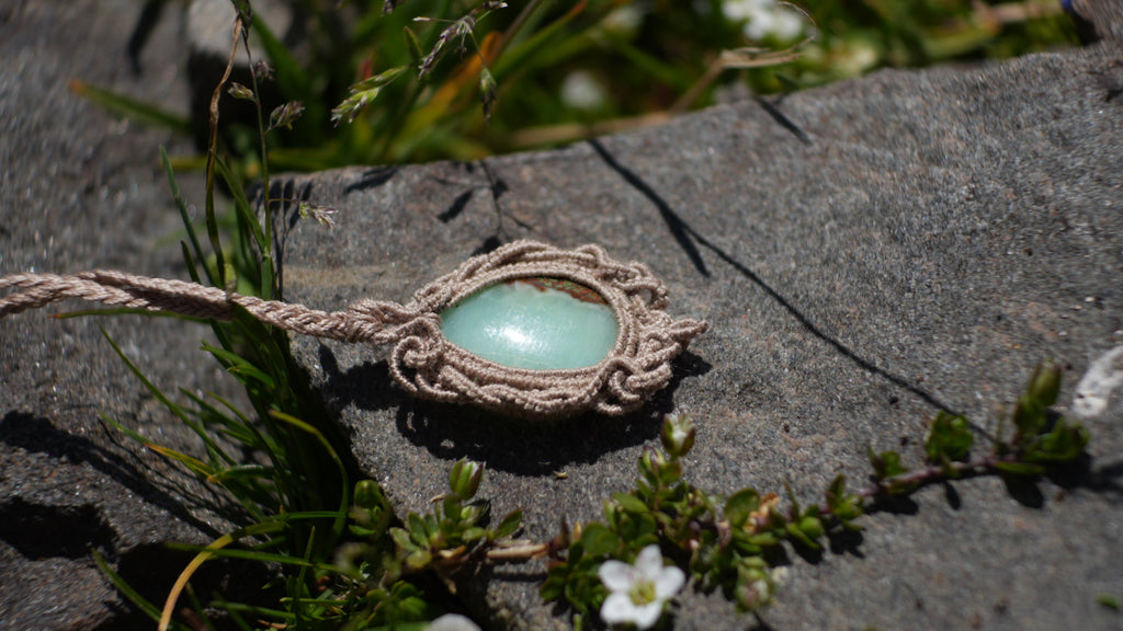 Pendentif chrysoprase naturelle en micro macramé, bijou pastel