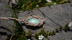 Pendentif chrysoprase naturelle en micro macramé, bijou pastel