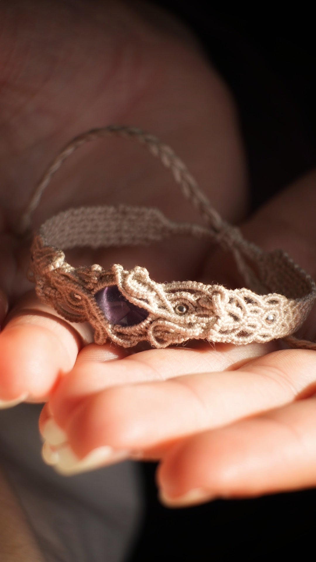 Bracelet asymétrique elfique en Améthyste et micro macramé - Coton & Astrance