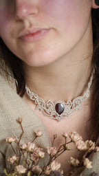 Collier elfique Art Nouveau en micro macramé et Grenat Hessonite
