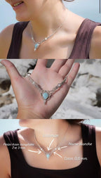 Collier ras-de-cou forme v Trésors d'Ecume composée d'une Larimar bleu ciel en poire pointe en bas, perles en nacre blanche ronde rappel des coquillages et de la plage, mini Perles rondes en acier inoxydable argenté pour le côté luxe et précieux. Fil de Coton couleur lin naturel (beige gris) de 0, 5 mm tissé en micro-macramé en relief version celtique. Collage 3 photos : Bijoux posés et porté sur une femme bronzée et brune, et descriptif de composition visuel avec flèche. Photo ambiance tropiques et plages