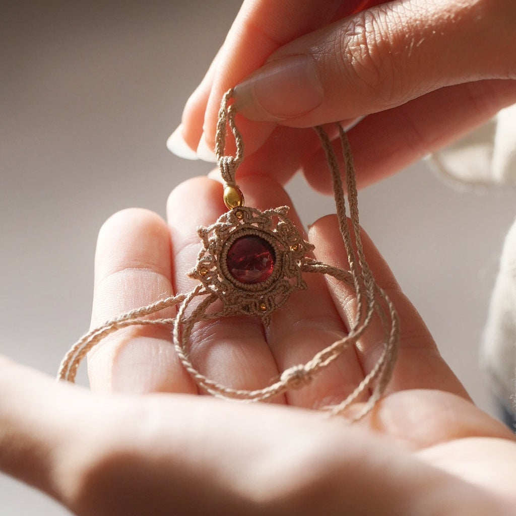 Collier Médaillon en micro macramé et grenat rouge