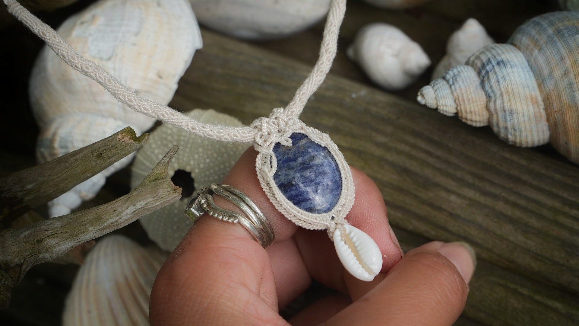Collier micro macramé unisexe bleu sodalite & cauri – été bohème - Coton & Astrance