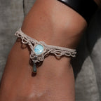 Duo de Bracelets bohème, ambiance plage et été sur les îles. Bijoux assortis. Micro macramé en fil de coton couleur lin beige avec une pierre de larimar bleu ciel accompagné d'une perle goutte argenté. Système de réglage à coulisse à l'arrière. Bijou porté sur une des poignets à la peau caramel dans un univers sirène, marin avec habits couleur lin beige gris assorti