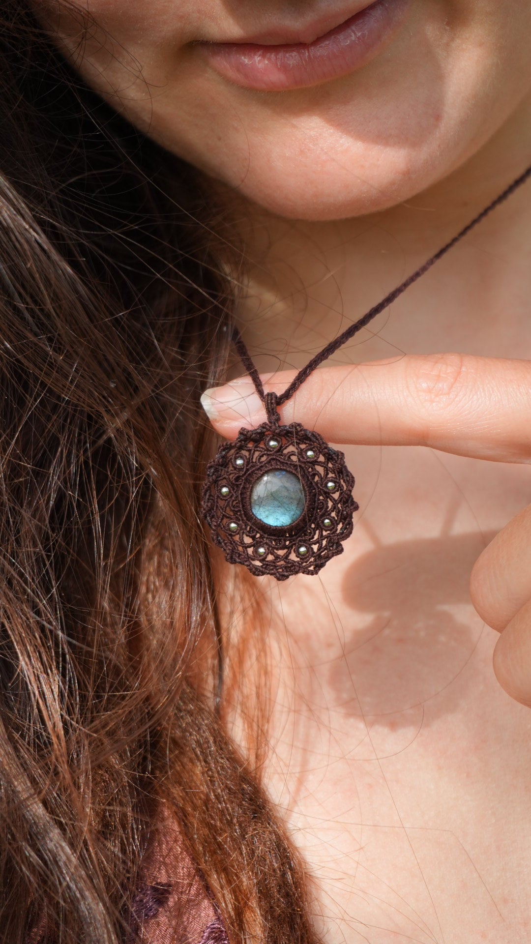 Médaillon rond en labradorite bleue et micro macramé