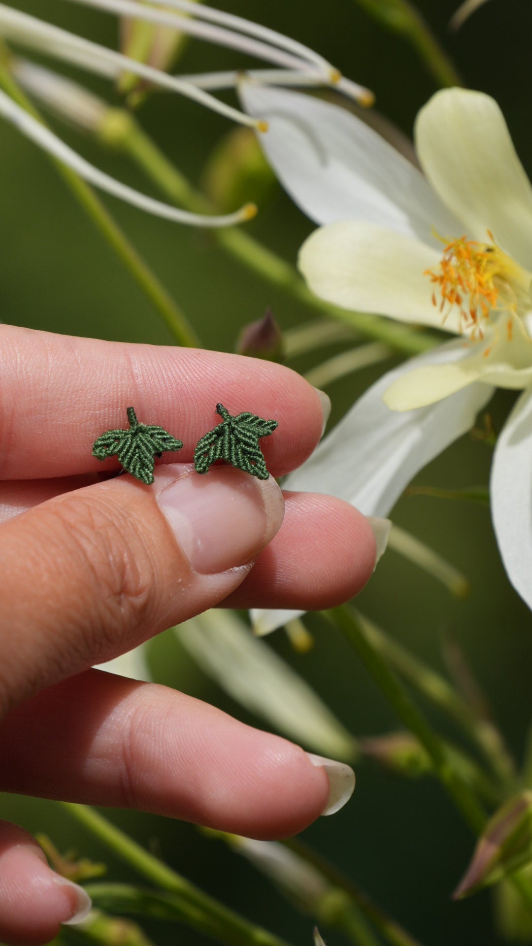 Puces d'oreilles feuille de lierre - plusieurs couleurs au choix - Coton & Astrance